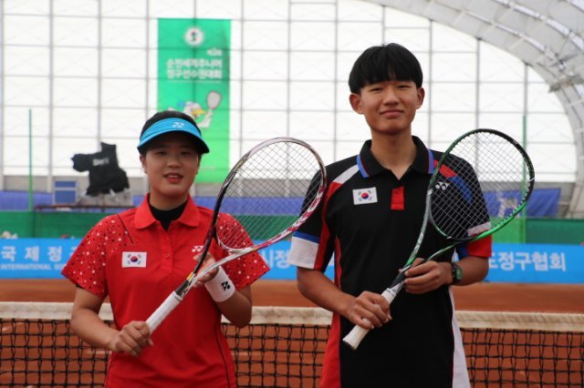 국제주니어정구선수권에서 우승한 서현조와 최정락, 김형근