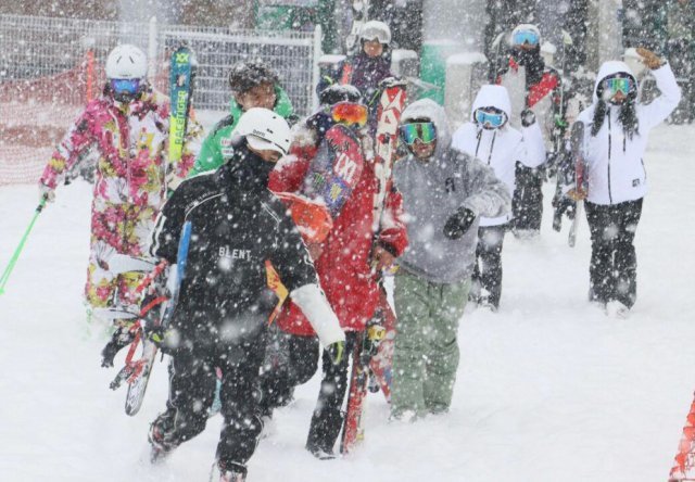 24일 강원 홍천군 비발디파크 스키월드에서 스키어들이 눈을 맞으며 슬로프로 향하고 있다.비발디파크는 이날 발라드(초급) 코스 개장을 시작으로 다음주까지 슬로프 개장을 확대할 예정이다.(비발디파크 제공)2018.11.24/뉴스1 © News1