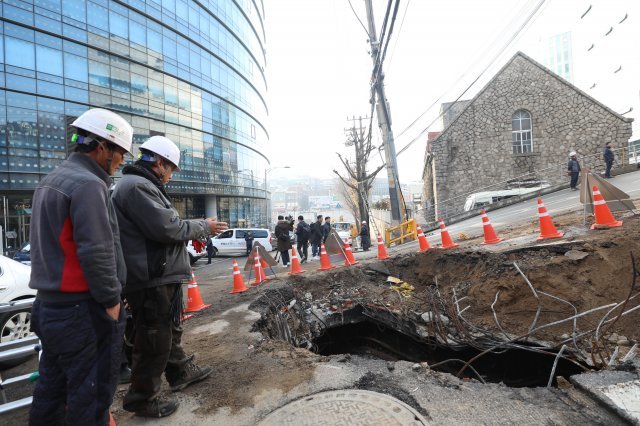 25일 서울 마포구 KT아현지사에서 관계자들이 화재로 손상된 케이블 복구 작업을 하고 있다. 사진=뉴시스