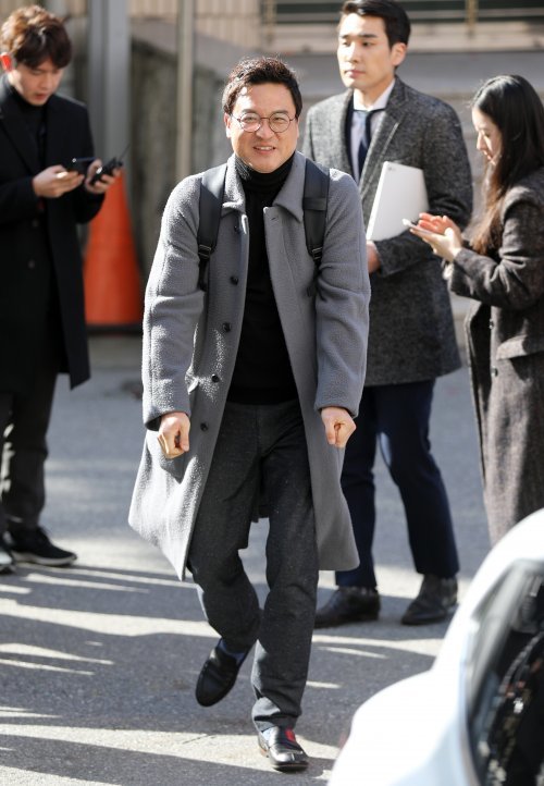 ‘혜경궁 김씨’ 트위터 계정(@08__hkkim) 소유주로 이재명 경기도지사의 부인 김혜경 씨를 지목해 고발한 이정렬 변호사가 20일 오후 경기도 수원시 영통구 수원지방검찰청에 ‘혜경궁 김씨’ 사건을 수사한 경찰의 직무유기 의혹을 제기하며 사건을 담당했던 경찰을 고발한 것과 관련 고발 대리인 자격으로 조사를 받기 위해 이동하고 있다. 2018.11.20/뉴스1 © News1