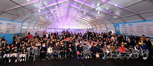 기장군이 주최하고 (주)오투에스앤엠과 부산광역시야구소프트볼협회, 스포츠동아가 주관하는 ‘2018 기장 국제야구 대축제’가 25일 부산시 기장군 기장현대차드림볼파크에서 열렸다. 많은 팬들이 오승환 팬사인회를 바라보고 있다. 기장｜김종원 기자 won@donga.com