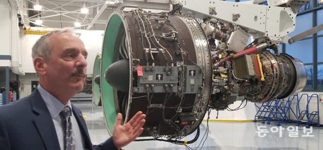 20일(현지 시간) 미국 코네티컷주 하트퍼드에 있는 항공기 엔진 생산 회사인 프랫앤드휘트니(P&W) 고객훈련센터 직원 앨 
펜더 씨가 격납고에 비치된 차세대 기어형 엔진 ‘GTF’를 소개하고 있다. 코네티컷(하트퍼드)=박용 특파원 
parky@donga.com