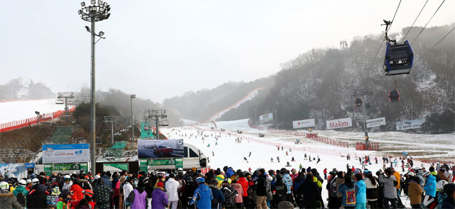 “스키야, 반갑다” 24, 25일 전국 대부분의 스키장이 개장한 가운데 25일 강원 홍천군 비발디파크 스키월드에 겨울 스키를 즐기기 위해 사람들이 몰렸다. 홍천=뉴스1