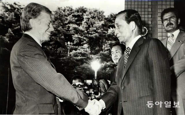 지미 카터 전 미국 대통령(왼쪽)이 1979년 6월 서울을 공식 방문해 청와대에서 박정희 전 대통령과 악수하고 있다. 당시 두 
정상이 주한미군 철수와 한국의 인권 문제 등을 놓고 설전을 벌였던 사실이 최근 공개된 미국 외교문서를 통해 확인됐다. 동아일보DB