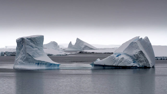 뉴질랜드 출신 남극 사진가 앤서니 파월의 작품 ‘쓸쓸한 빙산(Moody Berg)’. 국립해양박물관 제공