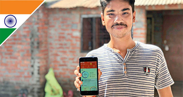한 인도인이 한국 핀테크 업체 ‘밸런스히어로’가 선보인 애플리케이션 ‘트루밸런스’를 보여주고 있다. 이 앱 사용자는 최근 6000만 명을 돌파했다. 밸런스히어로 제공