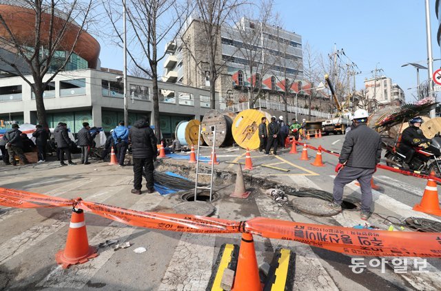 서울 서대문구 충정로 KT 아현지사 화재로 인근지역의 전화를 비롯해 인터넷, 카드결제, 금융업무 등이 먹통이 됐다. 25일 KT관계자들이 사고현장에서 복구작업에 한창이다. 김재명 기자 base@donga.com