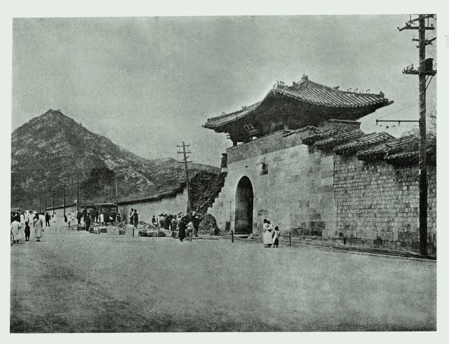 경복궁 영추문, 1930년경, 조선고적도보.(문화재청 제공)