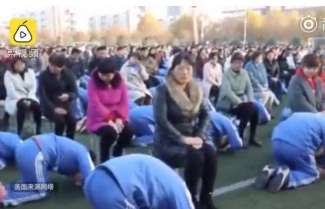 학생들이 운동장에서 부모에게 큰절을 올리고 있다 - 먀오파이 동영상 갈무리