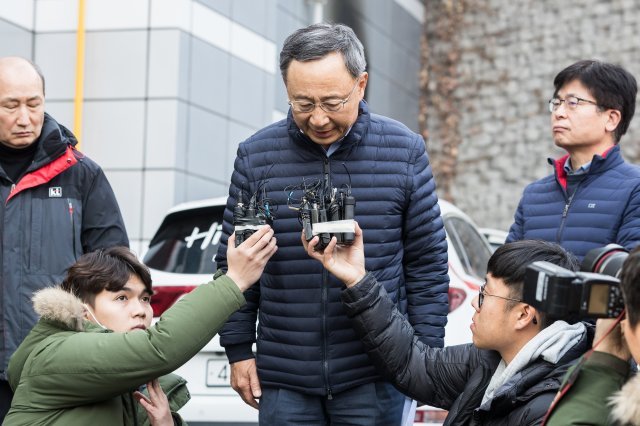 황창규 KT회장이 25일 서울 서대문구 충정로 KT 아현국사 화재현장을 방문, 현장을 둘러본 후 취재진과 인터뷰 중 고개숙여 사과하고 있다.  2018.11.25/뉴스1 © News1