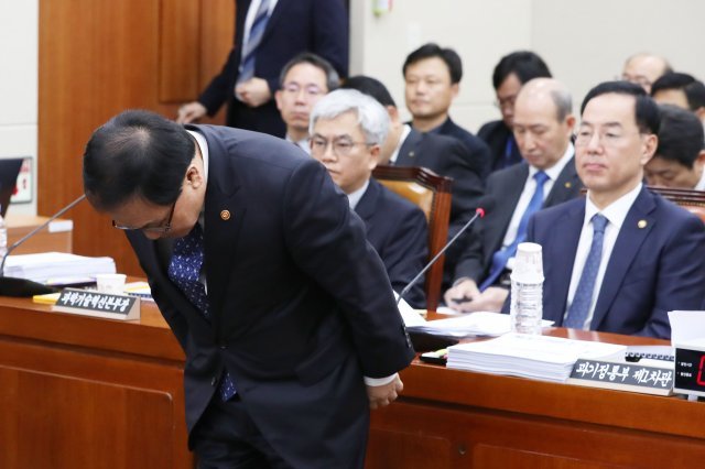 유영민 과학기술정보통신부 장관이 26일 오전 서울 여의도 국회에서 열린 국회 과학기술정보방송통신위원회 전체회의에서 고개 숙여 인사하고 있다. 2018.11.26/뉴스1 © News1