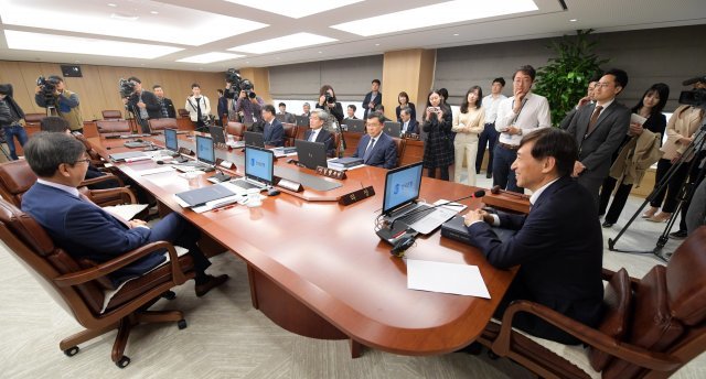 이주열 한국은행 총재가 지난달 18일 서울 중구 한국은행에서 열린 금융통화위원회 정례회의를 주재하고 있다. 2018.10.18/뉴스1 © News1