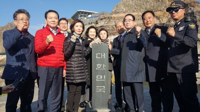 나경원 자유한국당 의원(앞줄 왼쪽에서 세번째)을 단장으로 하는 국회 독도방문단이 26일 독도를 방문해 독도경비대 관계자들과 함께 기념사진을 찍고 있다. (성일종 의원실 제공)