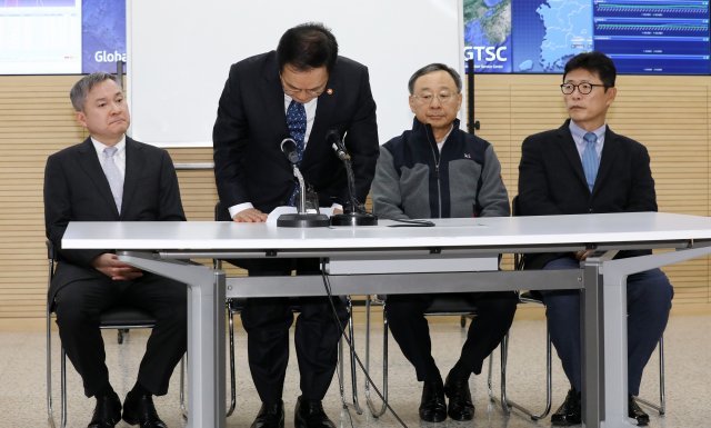 유영민 과학기술정보통신부 장관이 26일 오후 서울 종로구 KT 혜화지사에서 열린 ‘KT 아현지사 통신구 화재사고 관련, 유선통신3사 CEO 긴급 대책회의’에서 국민에게  머리숙여 사과를 하고 있다. 2018.11.26/뉴스1 © News1