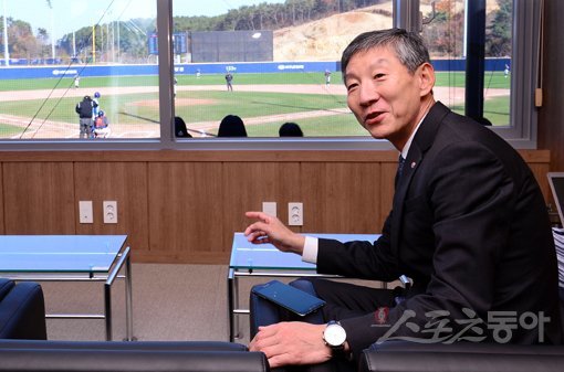 기장군이 주최하고 (주)오투에스앤엠과 부산광역시야구소프트볼협회, 스포츠동아가 주관하는 ‘2018 기장국제야구대축제’가 26일 부산시 기장군 기장현대차드림볼파크에서 열렸다. 장윤호 한국야구위원회 사무총장이 기장군청 관계자와 이야기를 하고 있다. 기장｜김종원 기자 won@donga.com