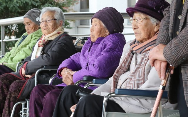 26일 오후 제주시 이도2동 제주지방법원 앞에서 4·3 생존 수형인들이 대한민국을 상대로 제기한 내란실행·국방경비법 위반 등에 대한 재심 청구사건 공판에 앞서 기자회견을 하고 있다.2018.11.26/뉴스1 © News1