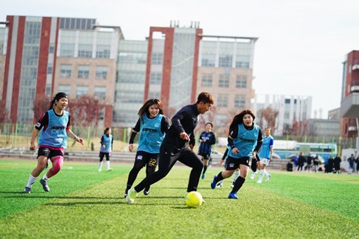 아마추어 여자축구 선수들과 그라운드를 누빈 인천 유나이티드 선수들. 사진제공｜인천대학교 스포츠마케팅 동아리 나인포텐