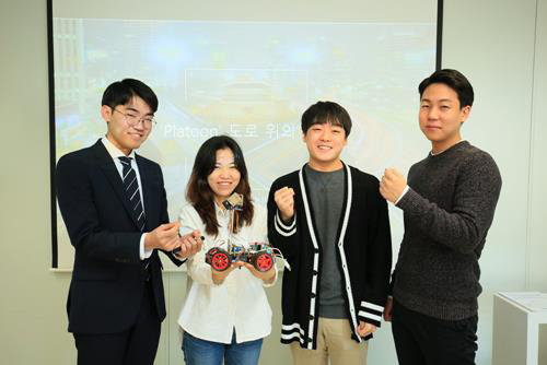 지난 3~4일에 개최된 ‘한이음 공모전 3차 종합평가 발표회’에서 학생들이 ICT기술을 활용해 직접 개발한 결과물을 시연하고 있다.