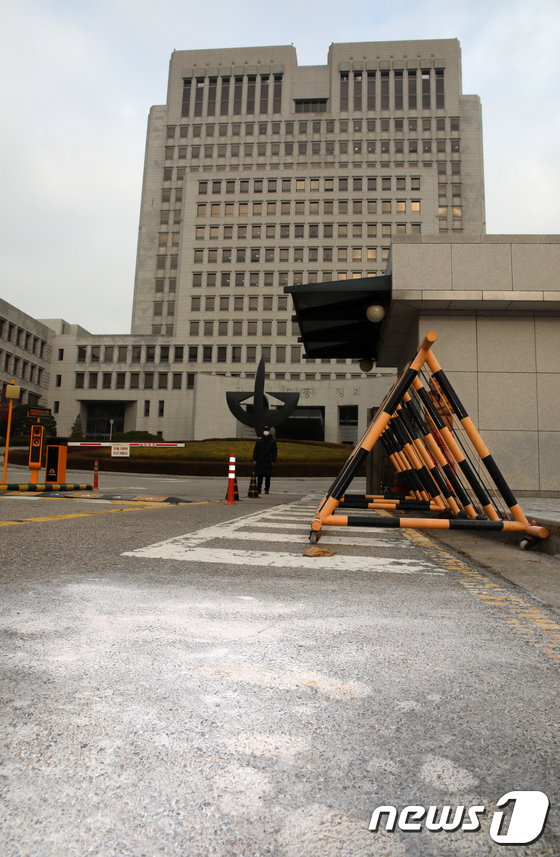 27일 김명수 대법원장 출근길에 한 남성이 대법원 정문 앞에서 화염병을 투척했다. 대법원 정문 앞 바닥에 소화기로 화재 진압 흔적이 남아 있다.2018.11.27/뉴스1
