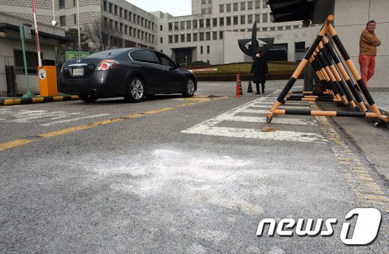27일 김명수 대법원장 출근길에 한 남성이 대법원 정문 앞에서 화염병을 투척했다. 대법원 정문 앞 바닥에 소화기로 화재 진압한 흔적이 남아 있다.2018.11.27/뉴스1