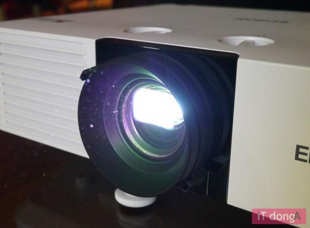 전면 렌즈를 통해 6000lm 고광량을 발휘한다(출처=IT동아)