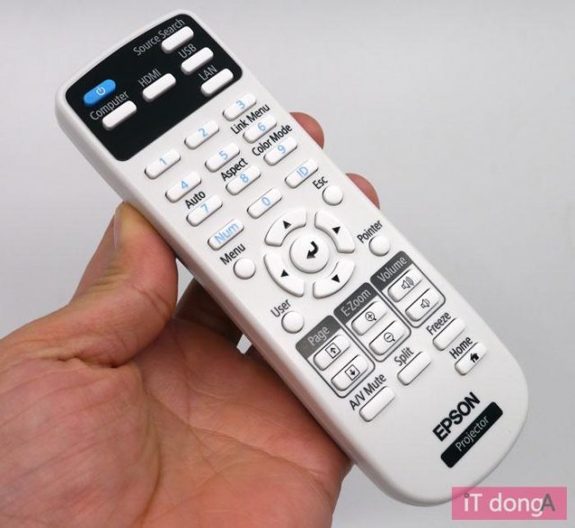 동봉된 무선 리모컨(출처=IT동아)