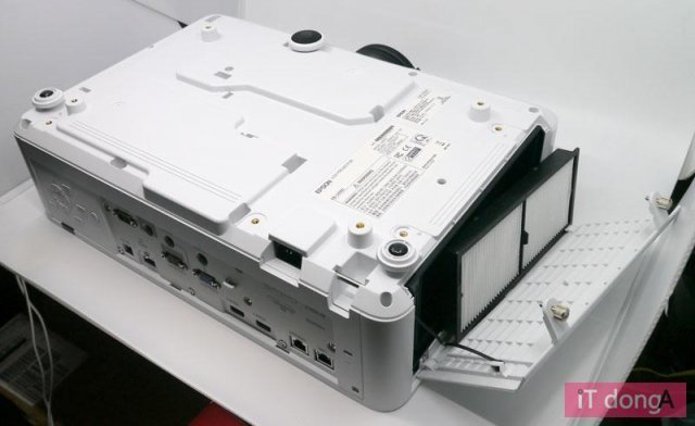 제품 바닥 및 필터 커버의 모습(출처=IT동아)