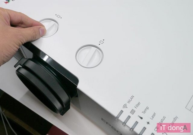 제품 전면 상단에의 수직 / 수평 렌즈 이동 다이얼(출처=IT동아)