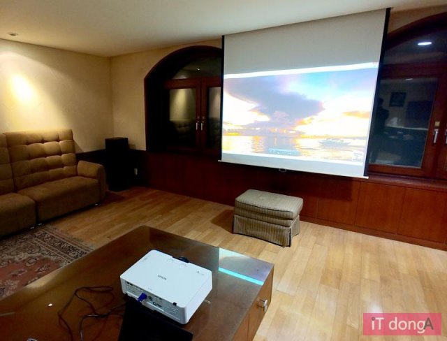 조명 아래에서도 밝은 화면을 볼 수 있다(출처=IT동아)