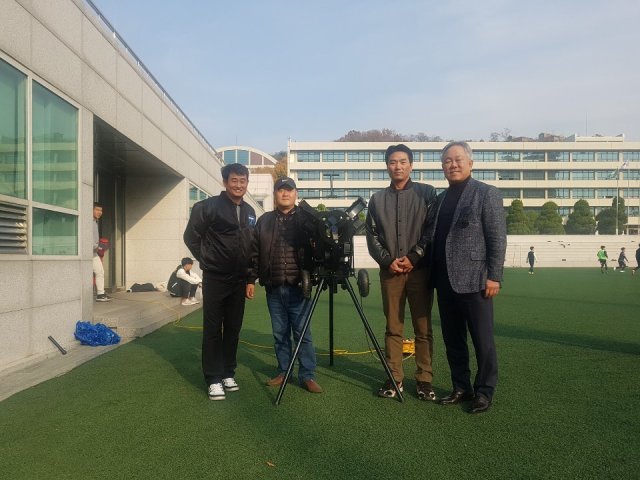양승호 파주 챌린저스 감독이 신일고등학교에 피칭머신을 기증한 뒤 정재권 감독과 기념 촬영 중이다. 사진제공 | 파주 챌린저스