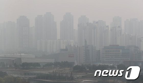 수도권 지역에 초미세먼지 농도가 ‘’나쁨‘’을 보이고 있는 27일 오후 인천시 연수구 송도 일대 도심이 미세먼지로 인해 뿌옇게 보이고 있다. 중국오염물질과 황사유입으로 이날 오후 들면서 공기가 점점 탁해지고 있다.2018.11.27/뉴스1