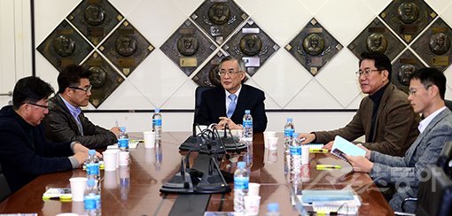 27일 서울 도곡동 KBO회관에서 kt 강민국 음주운전 관련 상벌위원회가 열렸다. 상벌위원회에 참석한 전용배, 김도균, 최원현 상벌위원장, 김시진, 이재국 위원들(왼쪽부터)이 회의를 하고 있다. 김민성 기자 marineboy@donga.com