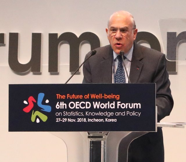 앙헬 구리아 OECD사무총장이 27일 오전 인천 송도컨벤시아에서 열린 OECD 세계포럼에서 기조연설을 하고 있다. 이번 포럼은 ‘미래의 웰빙(The Future of Well-Being)’이라는 주제로 열리며 각국 정책 입안자, 세계적 석학, 신기술 생산자 및 사용자 등 102개국에서 3235명이 참석한다. 2018.11.27/뉴스1 © News1