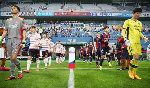 대전 시티즌(오른쪽)과 광주FC가 28일 대전월드컵경기장에서 K리그2 준플레이오프(준PO)를 치른다. 2주간 이어질 K리그 승강 PO의 서막이다. 두 팀은 2015시즌 K리그 클래식으로 명명된 당시 1부리그에서 경쟁했던 사이이기도 하다. 사진제공｜한국프로축구연맹