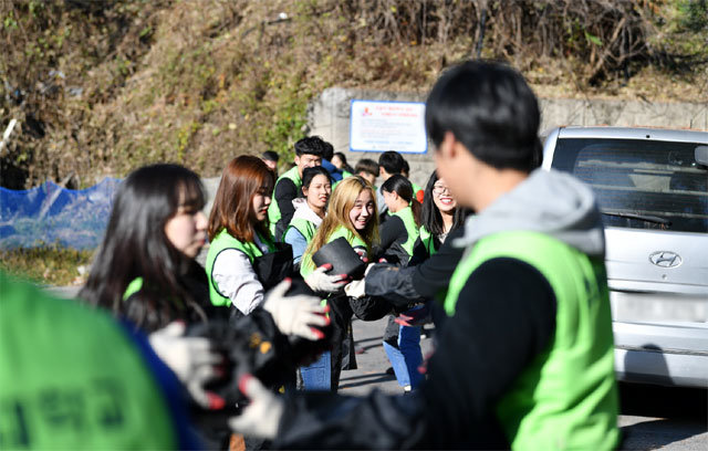 정부가 연탄값을 올리면서 겨울철 단골 기부 메뉴인 ‘사랑의 연탄’도 직격탄을 맞았다. 22일 한림대 학생들이 강원 춘천시의 어려운 이웃들에게 직접 구입한 연탄을 배달하는 모습. 한림대 제공