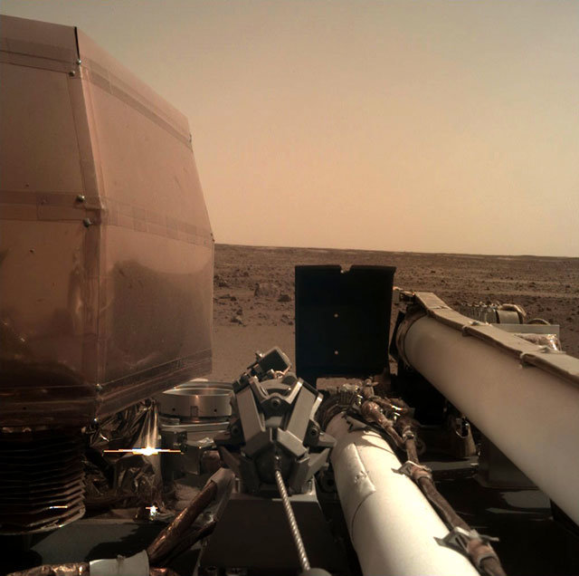 “이것이 화성의 땅과 하늘”… 인사이트호가 보내온 첫 셀카 사진 206일간의 항해 끝에 26일(미국 
현지 시간) 화성 적도 부근 엘리시움 평원에 도착한 화성 탐사선 ‘인사이트’가 탐사 활동을 시작했다. 사진은 인사이트가 찍어 
지구로 전송한 화성의 지표면과 하늘의 모습. 인사이트는 앞으로 2년 동안 한자리에 머물면서 화성 땅속 구조 등 다양한 정보를 속속
 보내올 예정이다. NASA 제공
