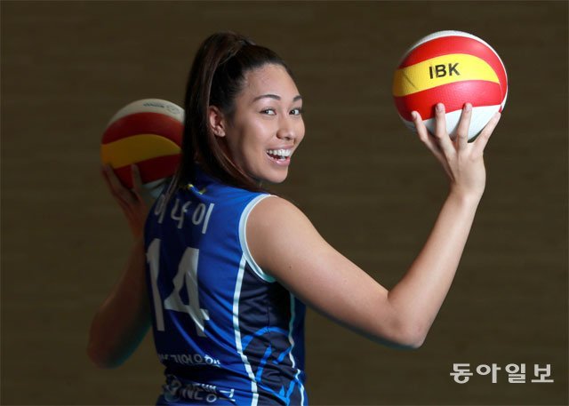 프로배구 여자부 IBK기업은행의 이번 시즌 새 외국인 선수 어나이가 공을 들고 활짝 웃고 있다. 그는 트라이아웃 ‘마지막 순위(6순위)’, 갓 대학을 졸업한 ‘어린 선수’ 등의 우려를 안고 한국 무대를 밟았지만 이정철 감독의 조련하에 V리그 득점 1위(275점), 공격성공률 5위(40.78%)를 기록하며 1순위 부럽지 않은 맹활약을 하고 있다. 용인=박영대 기자 sannae@donga.com