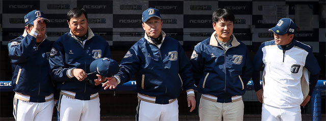 이동욱 NC 신임 감독(가운데)과 새로 팀에 합류한 코치진. 왼쪽부터 박석진 2군 투수 코치, 손민한 수석 코치, 이 감독, 채종범 타격 코치, 이종욱 2군 주루 코치. NC 제공