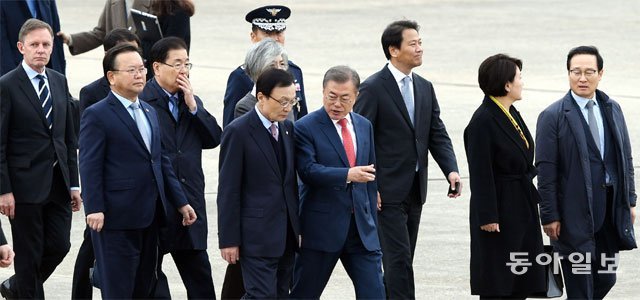 5박8일 ‘지구 한바퀴’ 순방 시작 문재인 대통령이 27일 경기 성남 서울공항에서 주요 20개국(G20) 정상회의 참석 등을 위해 전용기에 오르기 전 이해찬 더불어민주당 대표에게 손짓을 써가며 무언가를 말하고 있다. 성남=원대연 기자 yeon72@donga.com