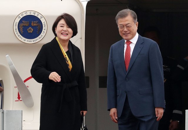 G20 정상회의 참석차 5박8일간 체코와 아르헨티나, 뉴질랜드 순방길에 오르는 문재인 대통령과 김정숙 여사가 27일 오후 경기도 성남 서울공항을 통해 출국하고 있다. © News1