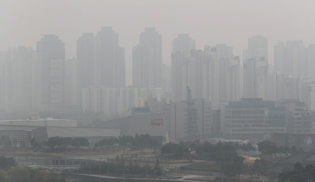 수도권 지역에 초미세먼지 농도가 ‘나쁨’을 보이고 있는 27일 오후 인천시 연수구 송도 일대 도심이 미세먼지로 인해 뿌옇게 보이고 있다. 중국오염물질과 황사유입으로 이날 오후 들면서 공기가 점점 탁해지고 있다. © News1