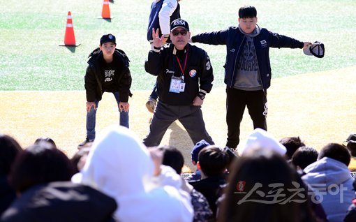 기장군이 주최하고 (주)오투에스앤엠과 부산광역시야구소프트볼협회, 스포츠동아가 주관하는 ‘2018 기장국제야구대축제’가 28일 부산시 기장군 기장현대차드림볼파크에서 열렸다. 사진은 심판 직업 체험 모습. 기장｜김종원 기자 won@donga.com