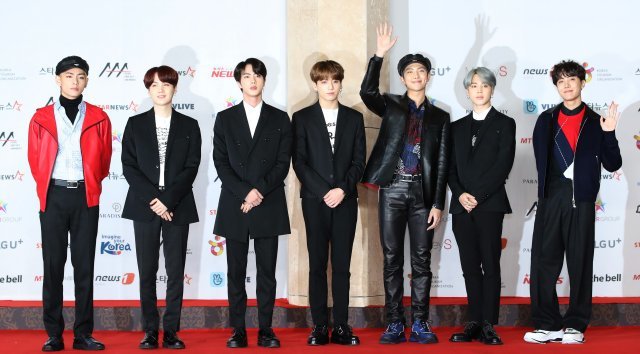 방탄소년단(BTS)이 28일 오후 인천 영종도 파라다이스 시티에서 열린 ‘2018 아시아아티스트어워즈(2018 Asia Artist Awards, ‘2018 AAA’) 레드카펫 행사에 참석해 포즈를 취하고 있다. 왼쪽부터 뷔, 슈가, 진, 정국, RM, 지민, 제이홉. 2018.11.28/뉴스1 © News1