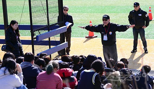 기장군이 주최하고 (주)오투에스앤엠과 부산광역시야구소프트볼협회, 스포츠동아가 주관하는 ‘2018 기장 국제야구 대축제’가 28일 부산시 기장군 기장현대차드림볼파크에서 열렸다. 사진은 심판 직업 체험 모습. 기장｜김종원 기자 won@donga.com