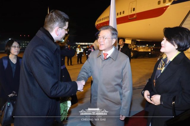 주요 20개국(G20) 정상회의 참석을 위해 순방길에 오른 문재인 대통령이 27일 오후(현지시간) 체코 프라하 바츨라프 하벨 국제공항에 도착해 노박 체코 대통령실 총무수석과 악수하고 있다. 오른쪽은 김정숙 여사.(청와대 페이스북) 2018.11.28/뉴스1