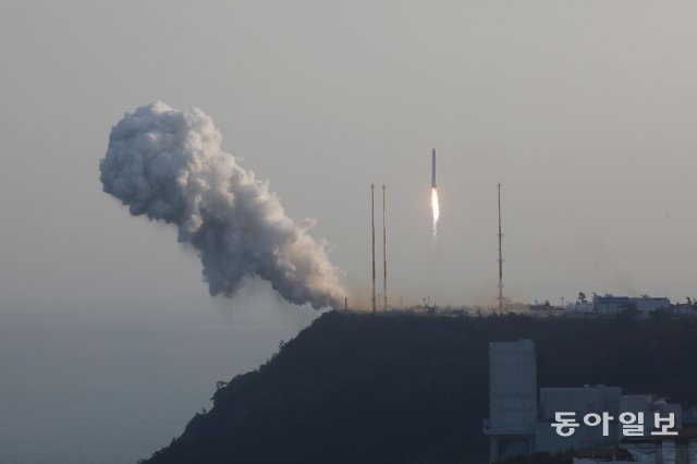 28일 오후 전남 고흥군 봉래면 나로우주센터 발사대에서 한국형 발사체 누리호 엔진의 시험 발사체가 흰 연기를 뿜으며 하늘로 치솟고 있다. 박영철기자 skyblue@donga.com