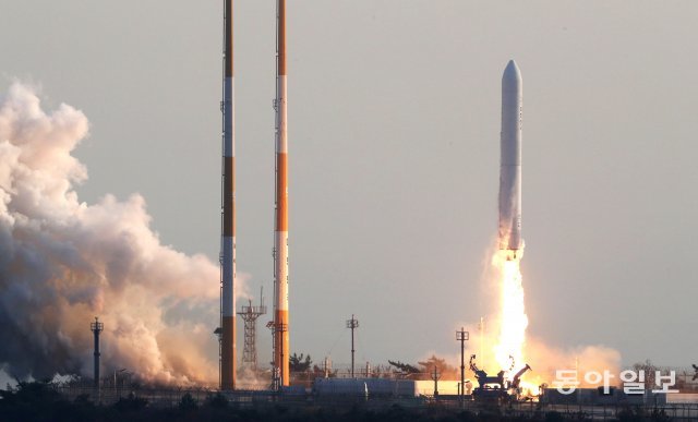 28일 오후 전남 고흥군 봉래면 나로우주센터 발사대에서 한국형 발사체 누리호 엔진의 시험 발사체가 흰 연기를 뿜으며 하늘로 치솟고 있다. 박영철기자 skyblue@donga.com