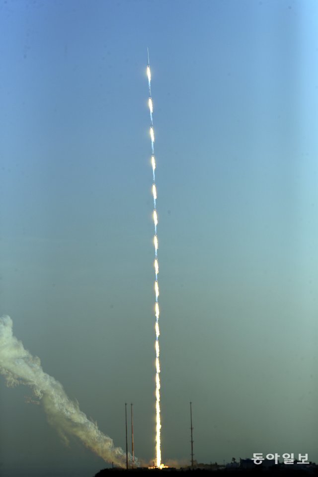 28일 전남 고흥나로우주센터에서 상공으로 쏘아올려진 한국형발사체(KSLV-2) ‘누리호’의 시험발사체가 하늘로 날아오르고 있다.(32컷 다중노출 합성) 박영철기자 skyblue@donga.com