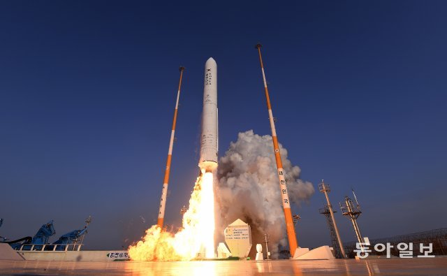 한국 기술로 개발한 75t 액체로켓 엔진을 장착한 누리호 시험발사체가 28일 오후 전남 고흥군 나로우주센터에서 발사되고있다. (한국항공우주연구원 제공) 

photo@newsis.com