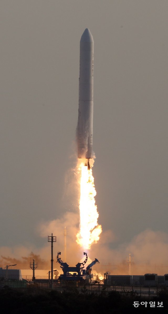 한국형 발사체 누리호 엔진의 시험 발사체가 흰 연기를 뿜으며 하늘로 치솟고 있다. 박영철기자 skyblue@donga.com